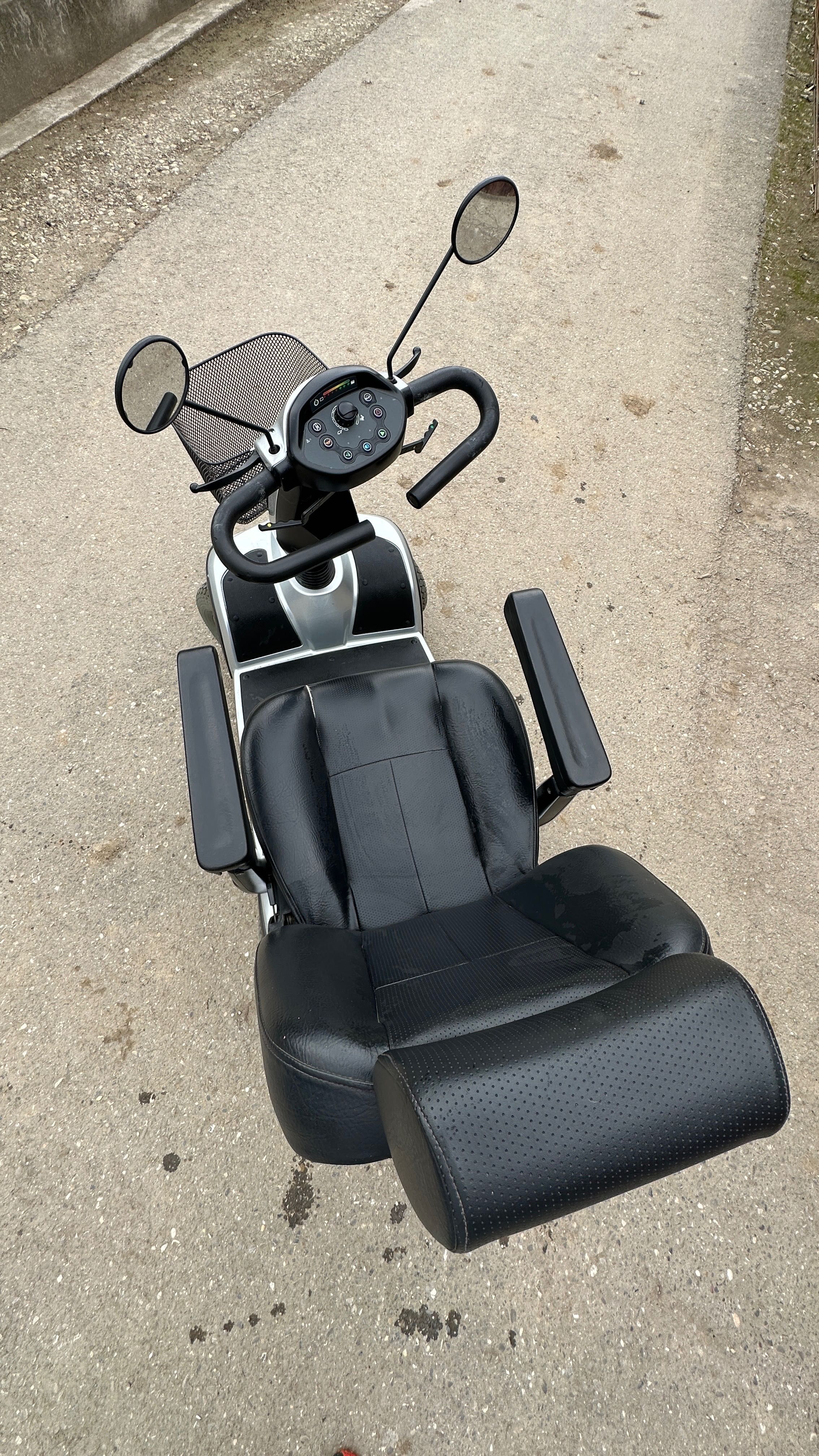 Scooter, cărucior electric, mobilitate redusa / handicap locomotor