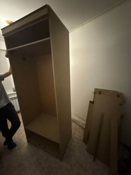 Продаётся шкафы и стол компактный  торг есть