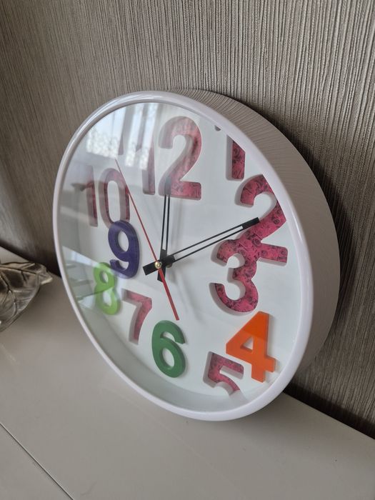 Ceas de perete color 30 cm diametrul
