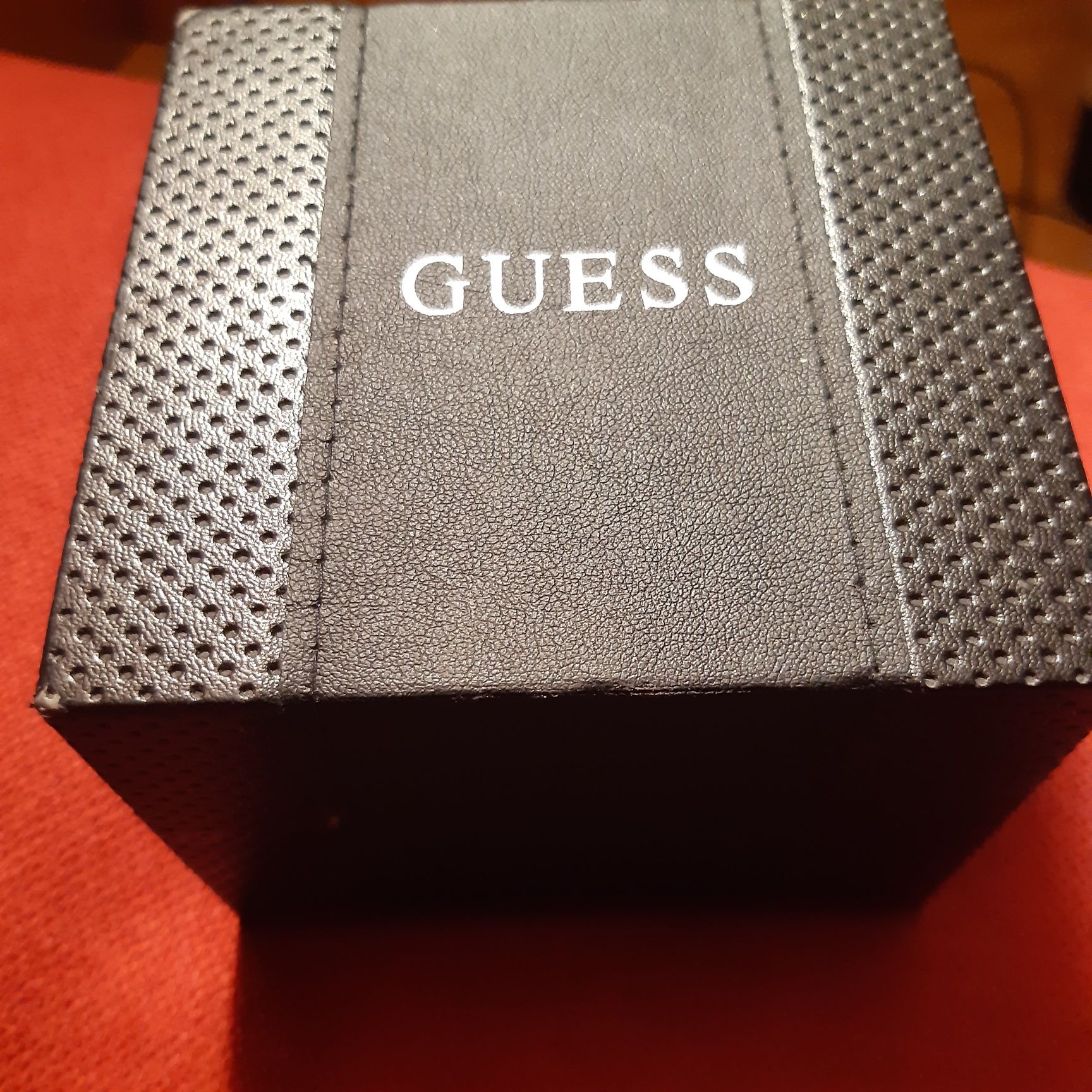 Дамски часовник Guess с камъни модел W0335L3