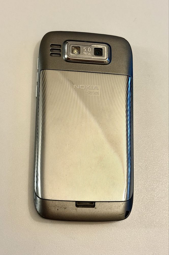 Телефон Nokia E72