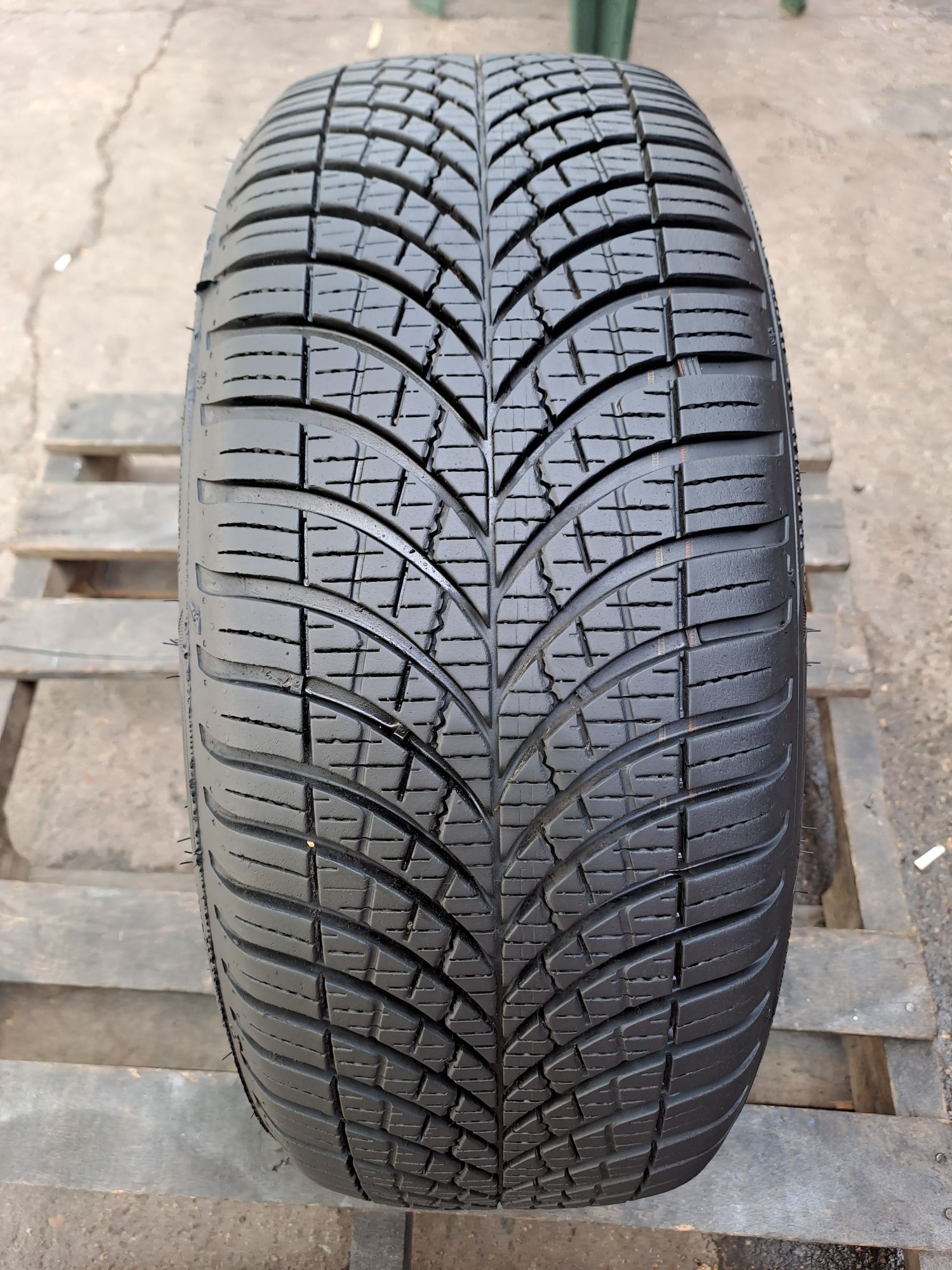 1бр. Почти Нова 195/45/16 Goodyear Vector 4Seasons (всесезонна)