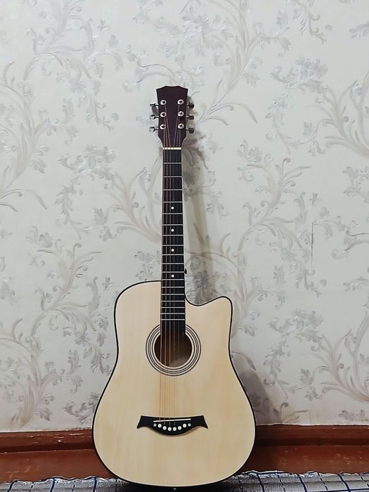 Akustik gitara yangi holatda