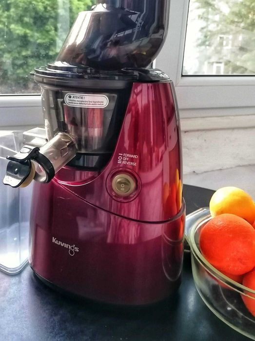 Storcator de fructe si legume cu presare la rece Kuvings B6000