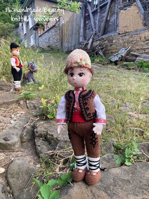 Кукли в народни носии