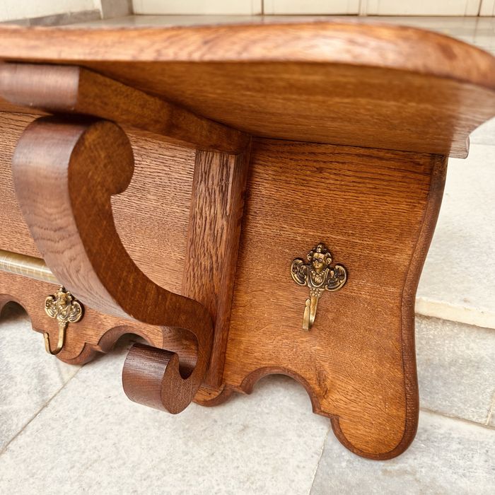 Винтидж дървен стенен рафт с месингови закачалки – класически стил