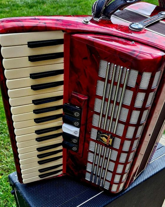 Vând acordeon parrot cu 60 basi rosu