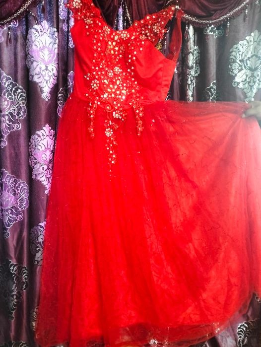 Vând rochie de ocazie in stil prințesa cu model deosebit