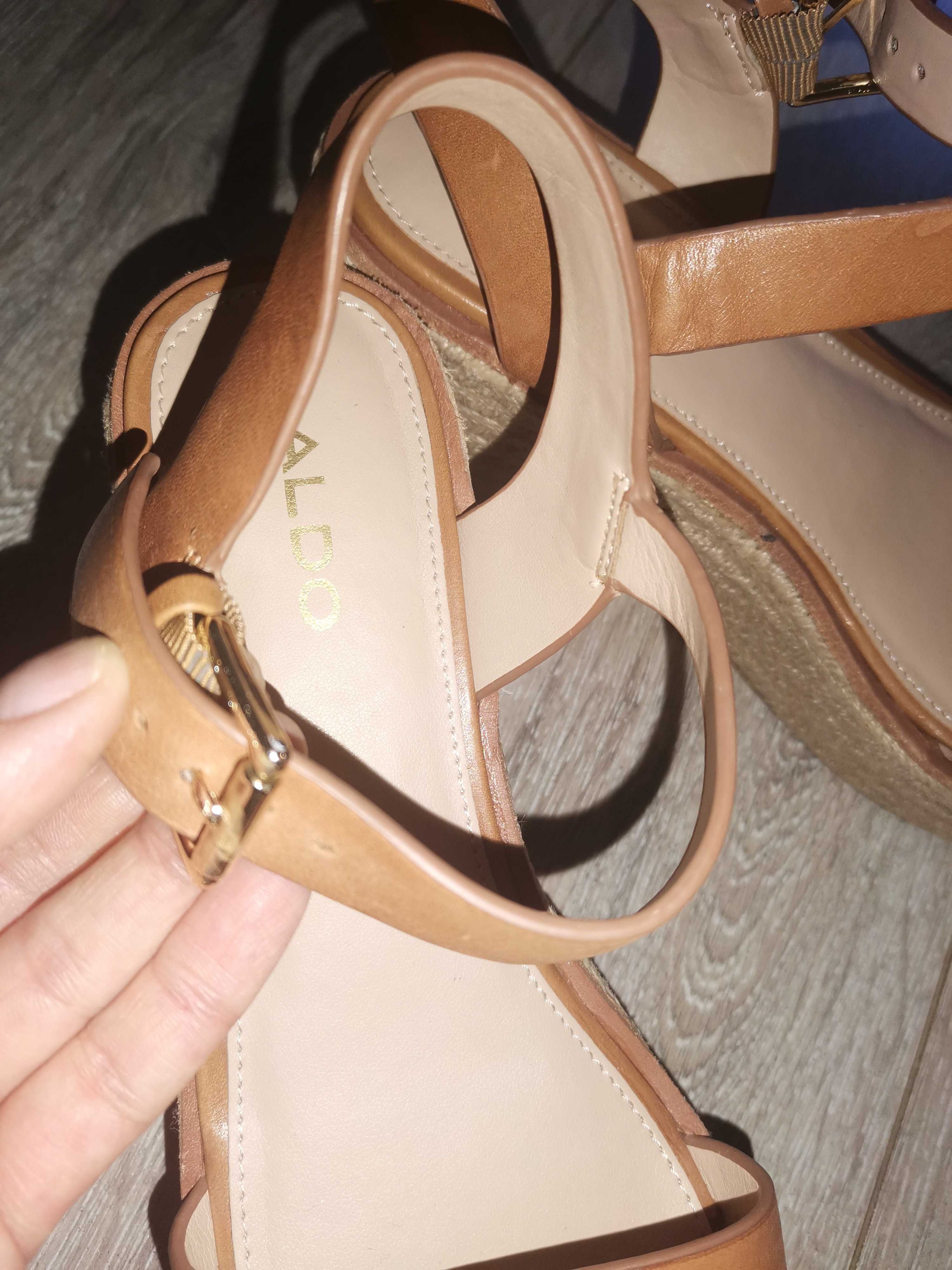 Сандали на платформа Aldo 36 номер! Само Еконт ползвам.