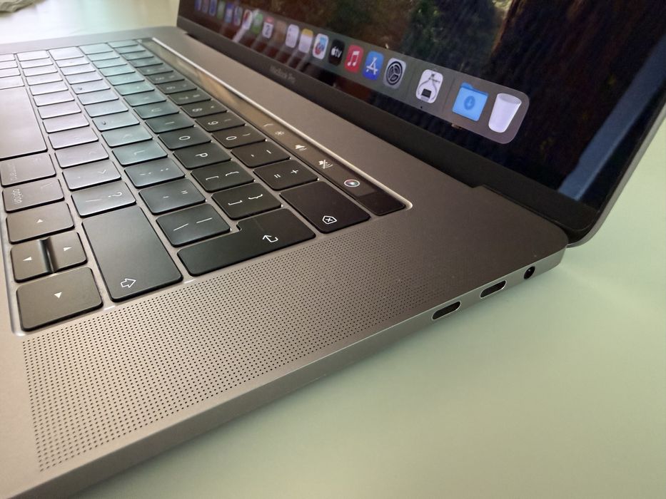 MacBook Pro 15” 2019 - i7/16GB/256GB/Radeon 560X - отлично състояние