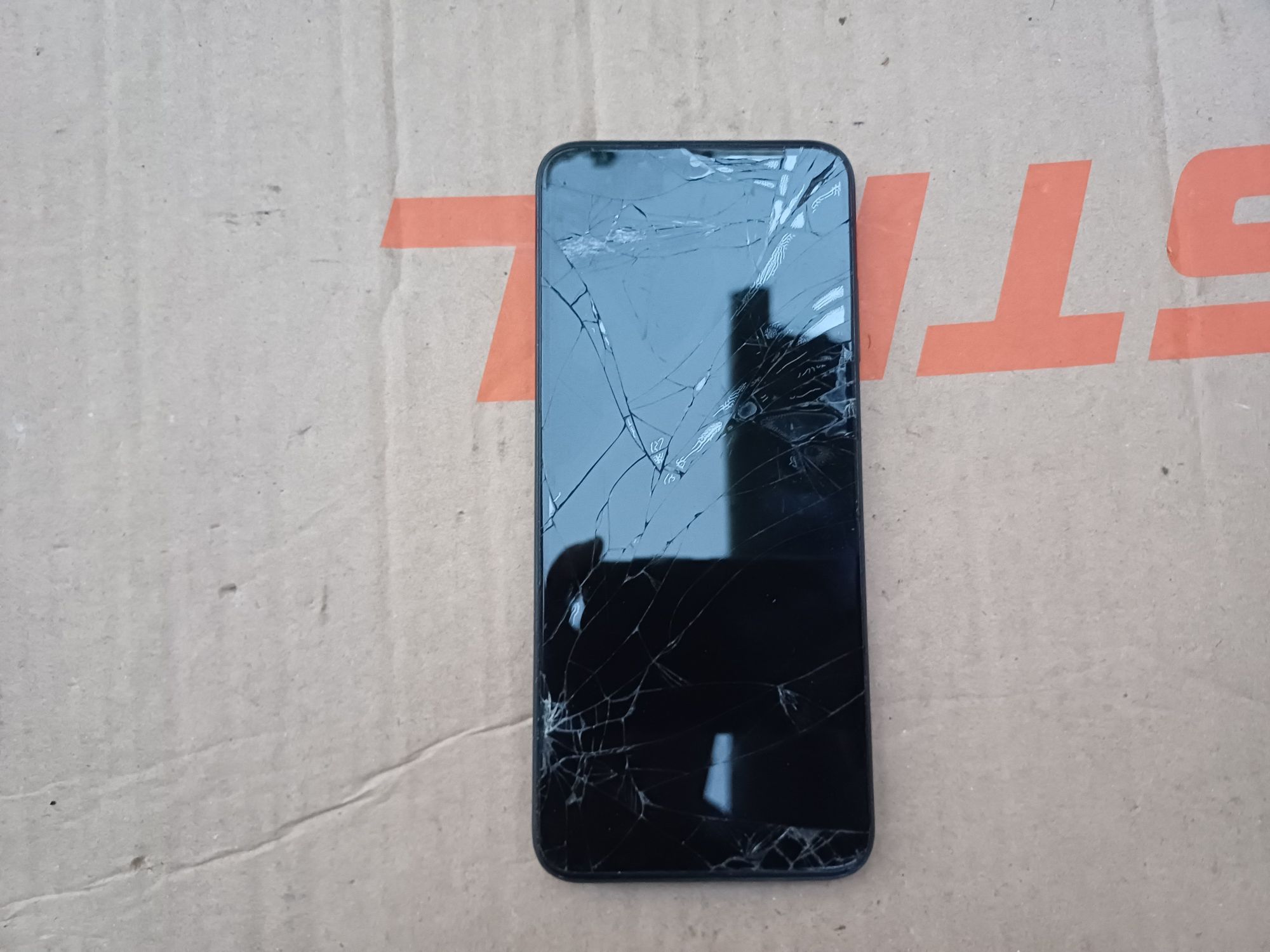 Telefon T Phone pro cu displayul spart. Placa si bateria sunt bune