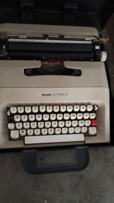 Mașină de scris portabilă Olivetti Lettera 35 anul 1974
