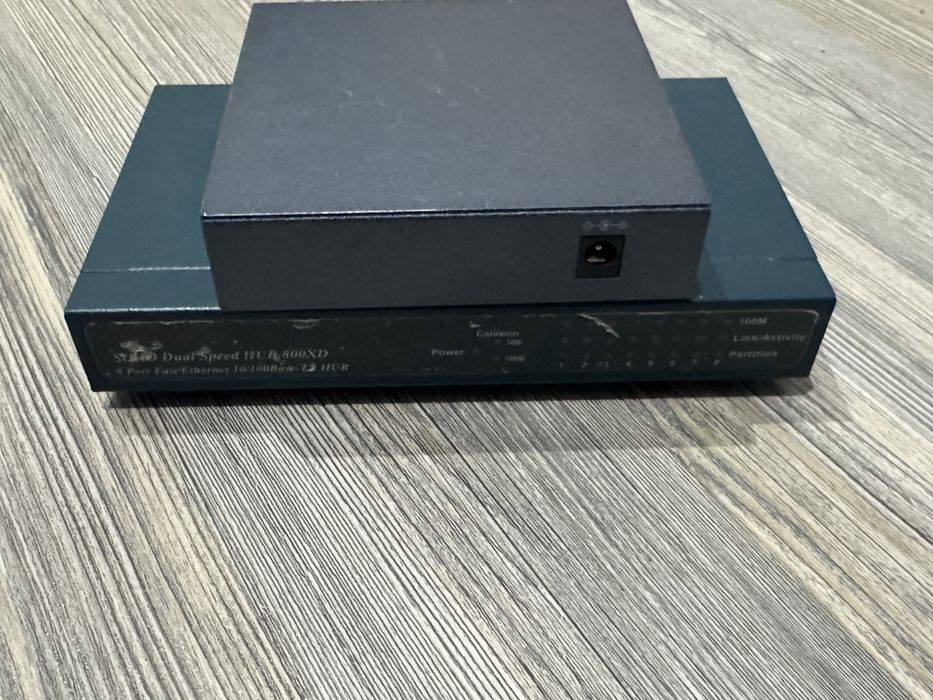 Продавам два работещи мрежови суича