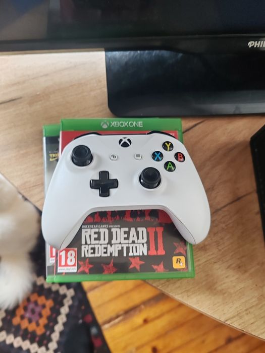 2X Xbox one 500 GB +оригинален безжичен джойстик+2ве хитови игри!