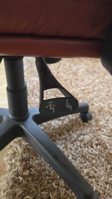 Scaun birou rotativ din piele maro Mobexpert
