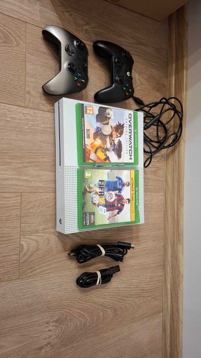 Xbox One S + Контролери и Игри