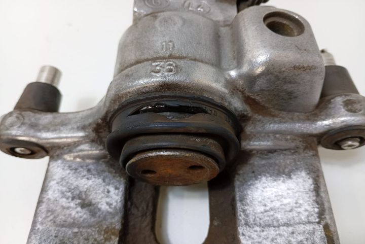 Etrier  stanga spate cu burduf protectie rupt Renault Espace  seria