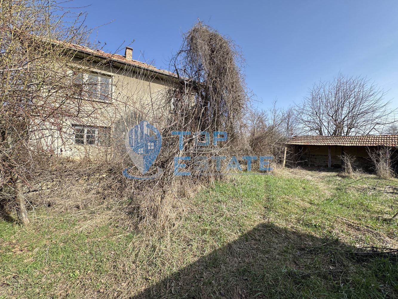 Двуетажна тухлена къща с допълнителни постройки в село Сушица, област
