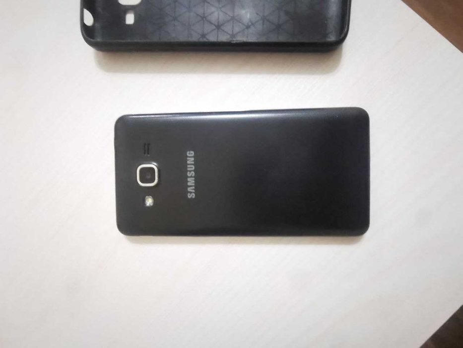 Телефон Samsung (рабочий, нужно поменять батарею)