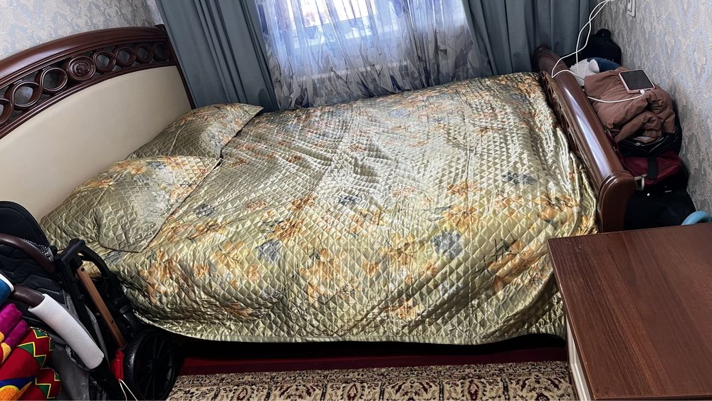 Продам 2- х спальную кроват с тумбой Б/у