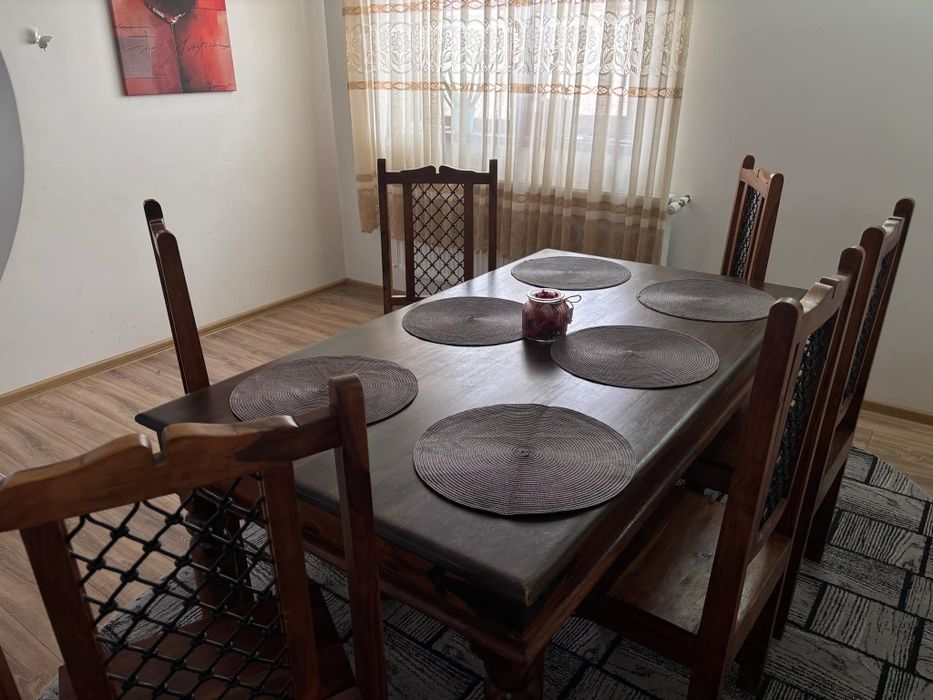 Se vinde masa+6 scaune din lemn masiv nuc.aduse din uk.