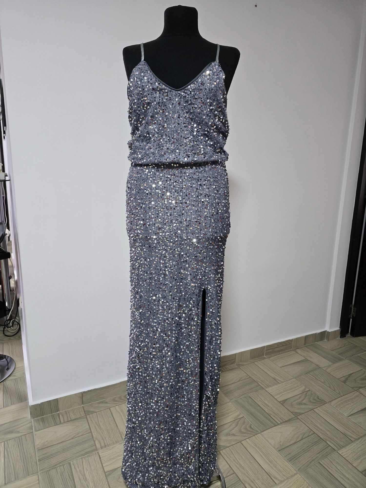 Rochie lunga argintie, model cu crapatura pe picior