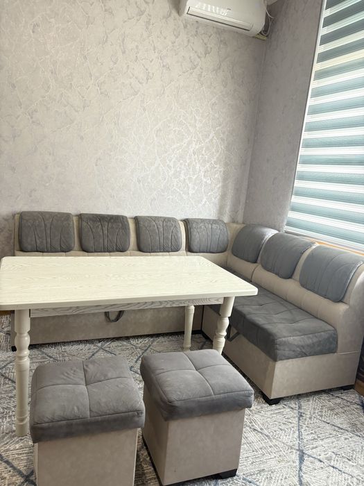 Oshxona mebel , stenka va  gilam sotiladi