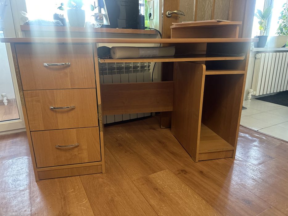 Отдам стол за сникерс