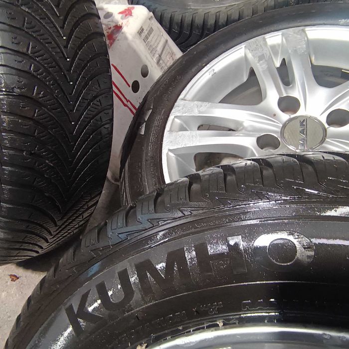 Тойота Ярис джанти с гуми 175/65/15 Кумхо всесезонни