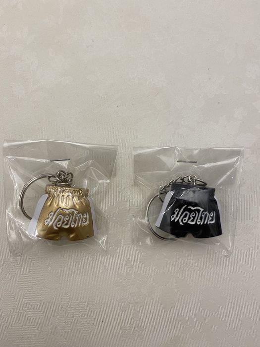 Поодам для подарка новые брелки в виде бойцовых шорт