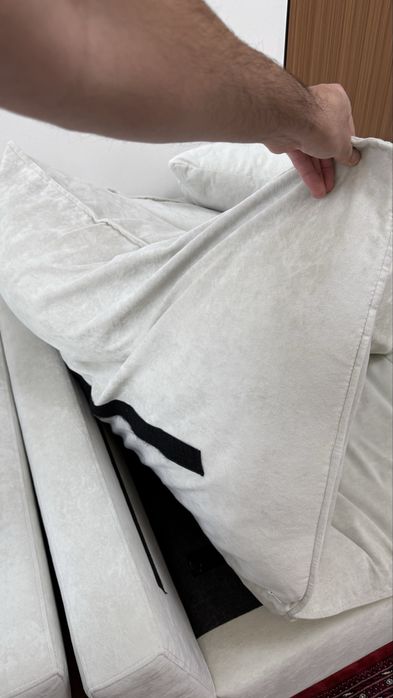 Диван 3 метра в длину.