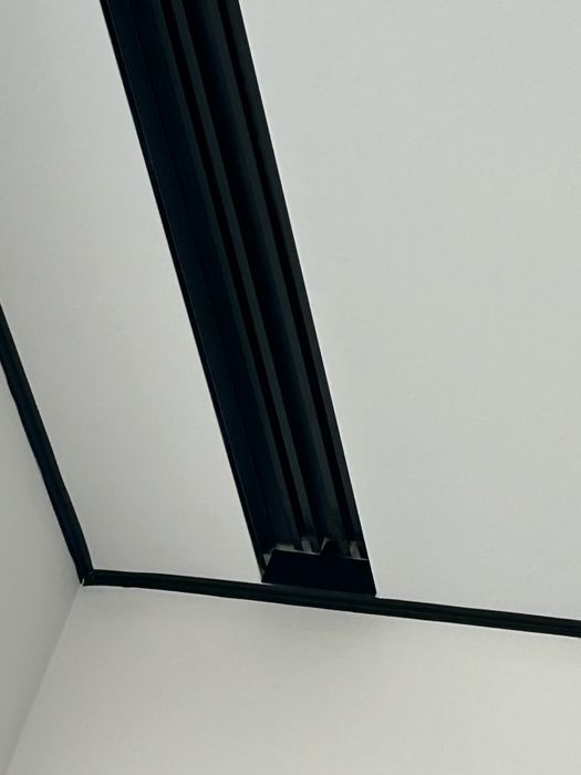 Натяжной потолок световыйе линий магнитный трег поряший теневой