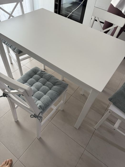 De vanzare Masa bucatarie cu 4 scaune