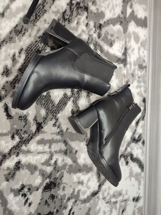 Продаються ботинки