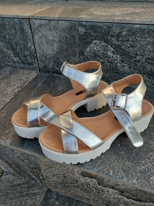 Sandale dama marimea 38 . 70 lei