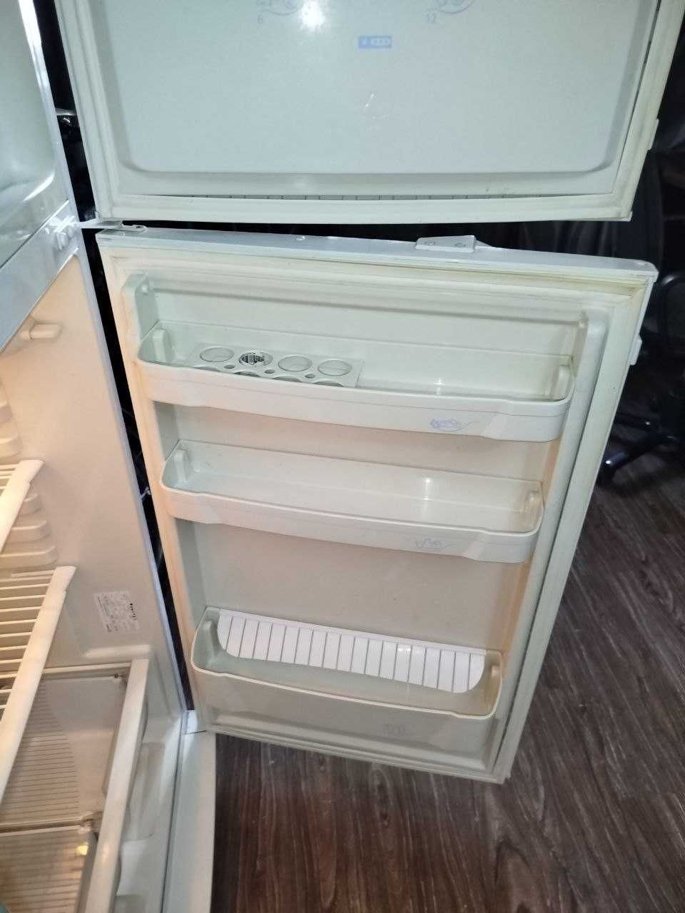 Продается свой двухкамерный холодильник INDESIT