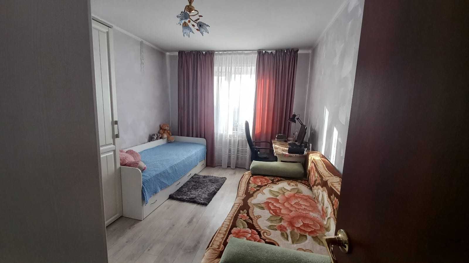 Продам 3-х УП на 8 мкр, 5/9 этаж , лифт работает