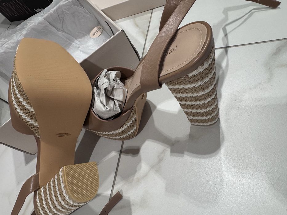 Дамски сандали на дебел ток