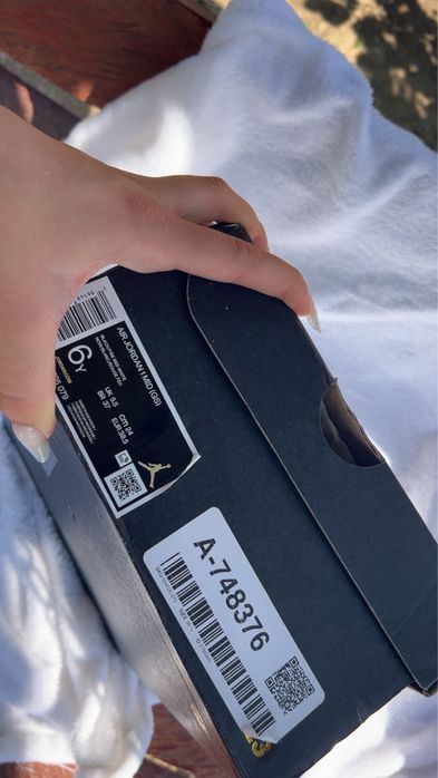 Jordan 1 roșu si negru