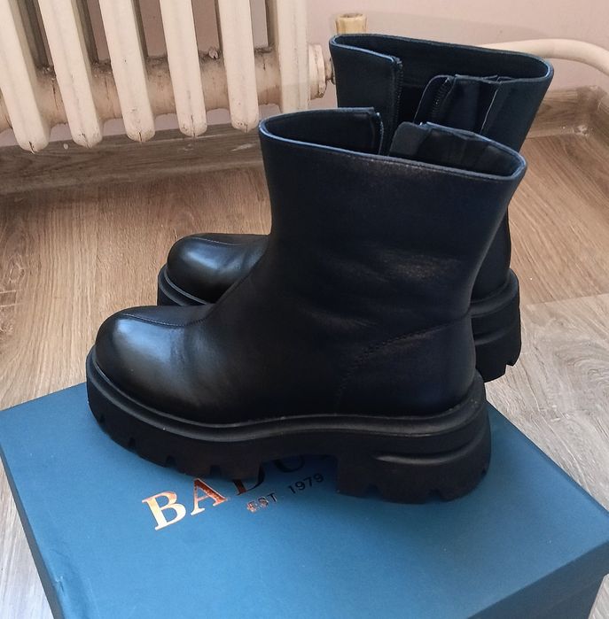 Боти с дебела подметка. 40 номер но леко уголемени. Обувани веднъж.