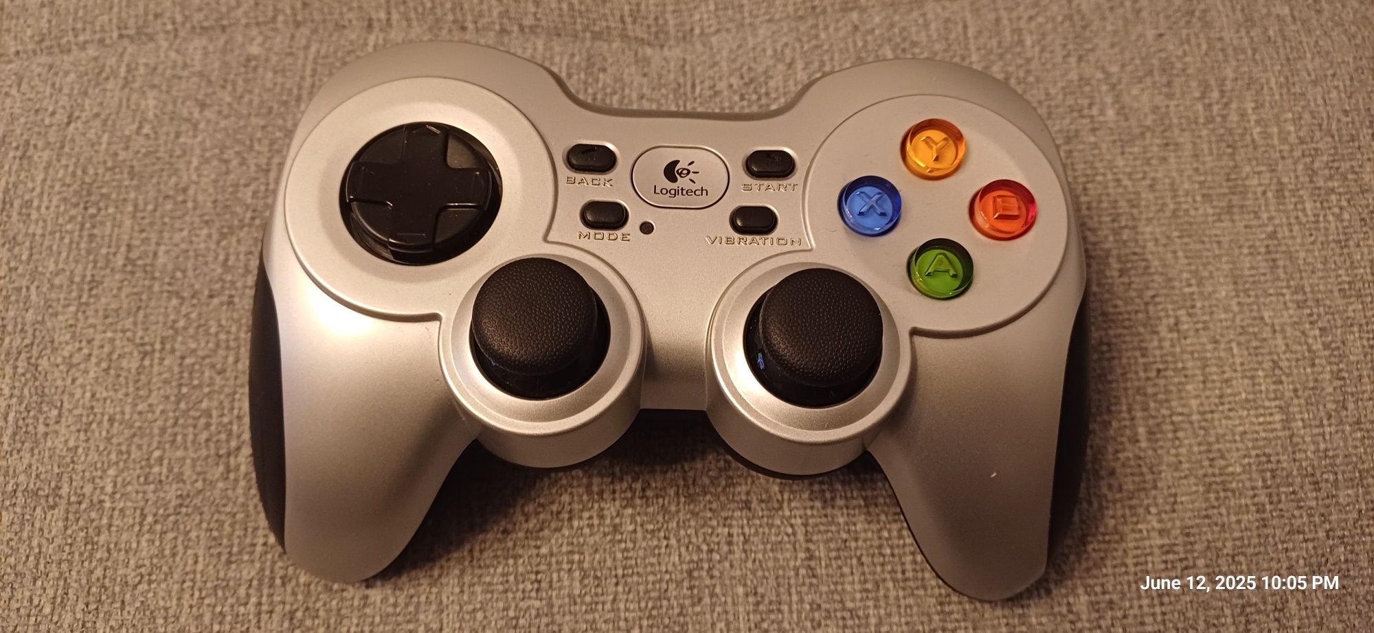 Gamepad wireless Logitech F710, compatibil PC, Argintiu in garantie