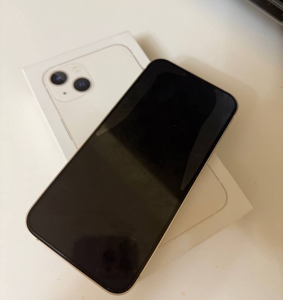 IPhone 13  почти чисто нов