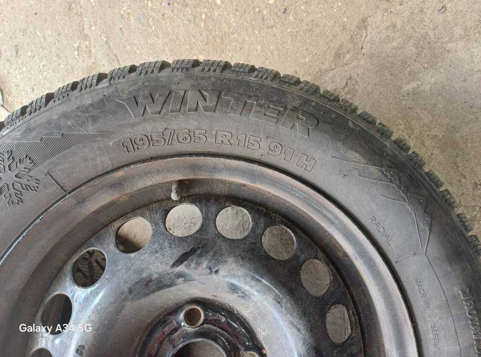 Продавам метални джанти за Вектра Б 15 4×100 с тасове и зимни гуми.