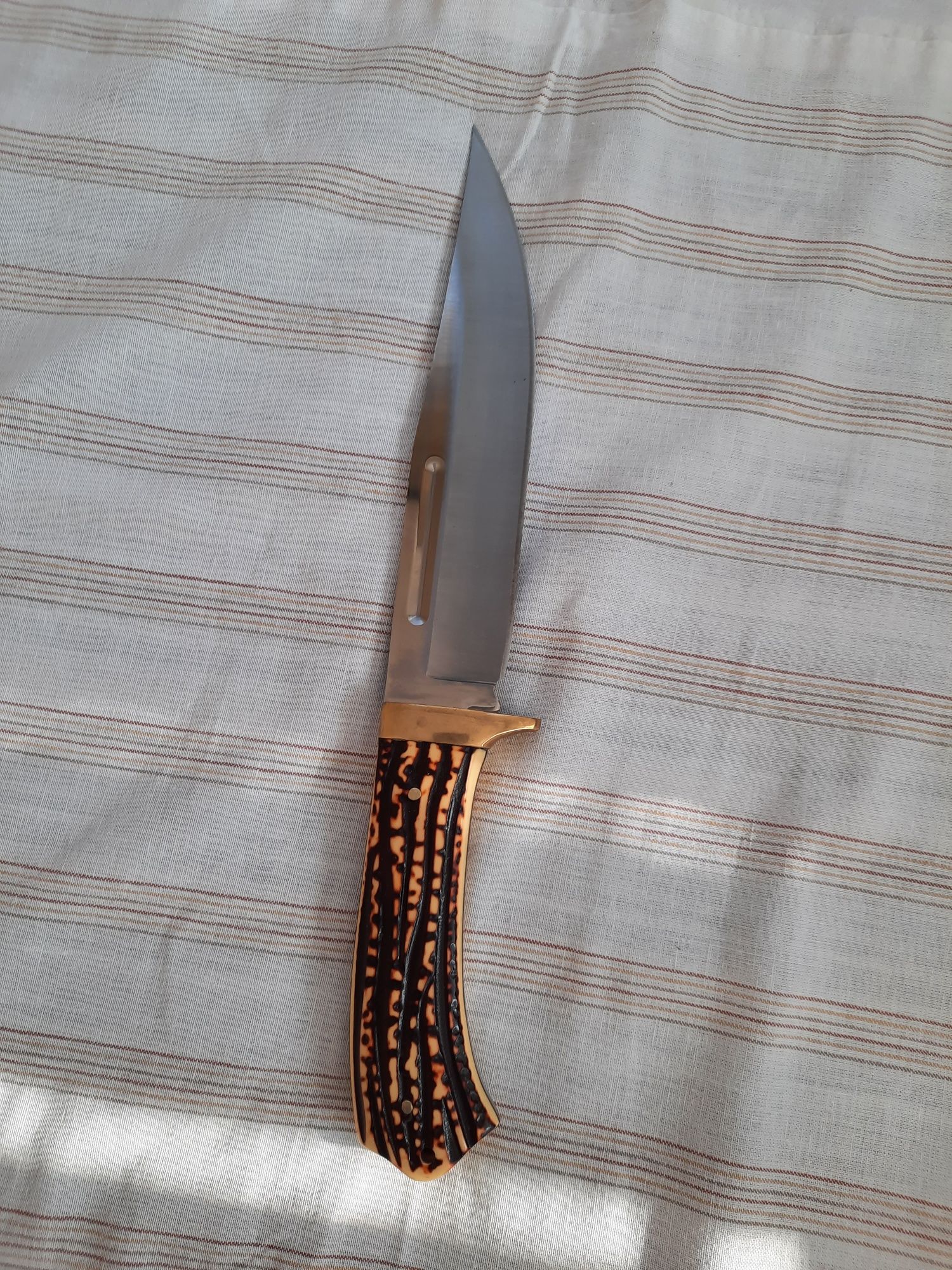 Продавам ловджийски ножове много добра изработка и много удобни .