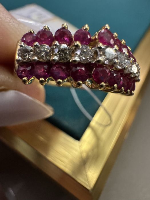 750 проба ,золотое кольцо с бриллиантами и рубинами