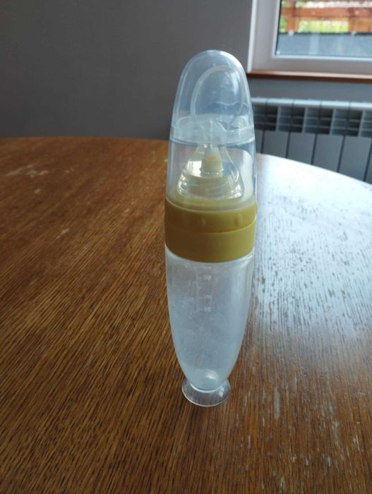 Силиконово шише с лъжичка за хранене на бебе