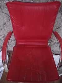 Кресло офисное цвет красный на колёсиках