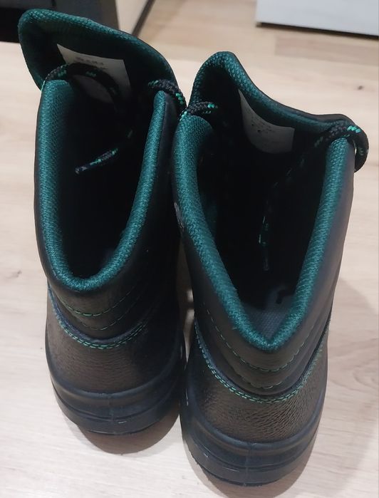 Продавам нови работни обувки 42 номер