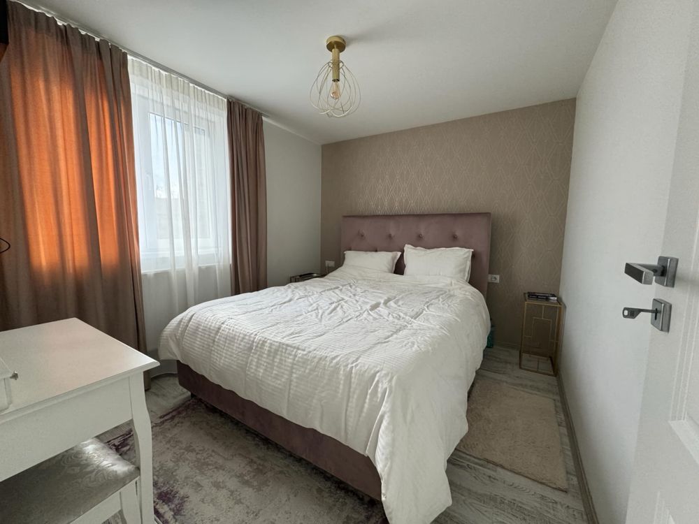 Vand apartament cu 3 camere zona centrala .