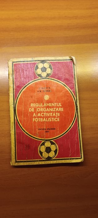 Vând carte fotbal